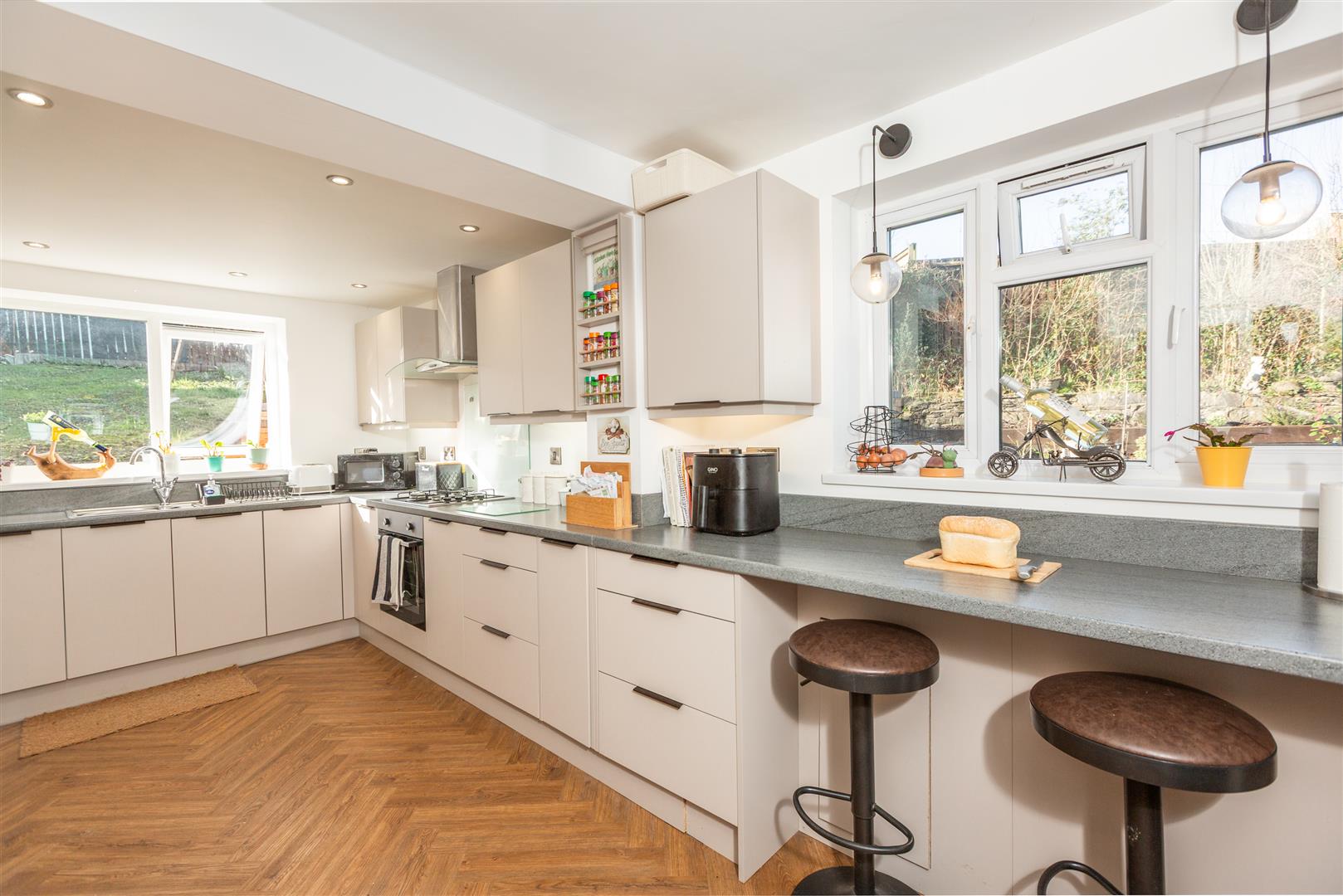 Ffordd Taliesin, Killay, Swansea, SA2 7DF